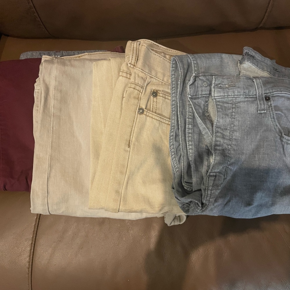 Lot of 4 men’s 36x32 men’s pants. Great condition, no holes or stains.